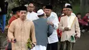 Walikota Bogor, Bima Arya (tengah) bersilaturahmi jelang melaksanakan Salat Idul Fitri 1437 H di Kebun Raya Bogor, Rabu (6/7). Tahun ini, Pemkot Bogor menyelenggarakan Salat Id yang dipusatkan di Kebun Raya. (Liputan6.com/Helmi Fithriansyah) 