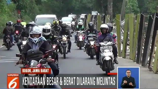 Puluhan pekerja terus merampungkan bagian tebing yang longsor sepanjang kurang lebih 50 meter.