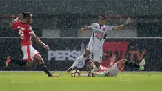Aksi pemain PS TNI, Gustur Cahyo Putro melewati adangan pemain Persija Jakarta pada laga Liga 1 2017 di Stadion Patriot Bekasi, Sabtu (29/9/2017). Persija menang 4-1. (Bola.com/Nicklas Hanoatubun)