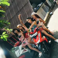Ke empat member girl band No Na kompak berpose di atas motor bebek. Baila, Christy, Shazfa, dan Esther tampil dengan busana bernuansa tropikal yang playful. Mulai dari top berpetal merah, tank top bordir bunga, hingga mini dress payet pink, semuanya berpadu dengan makeup glowy bernuansa peach dan bibir glossy yang bikin tampilan terasa segar. [@nonawav]