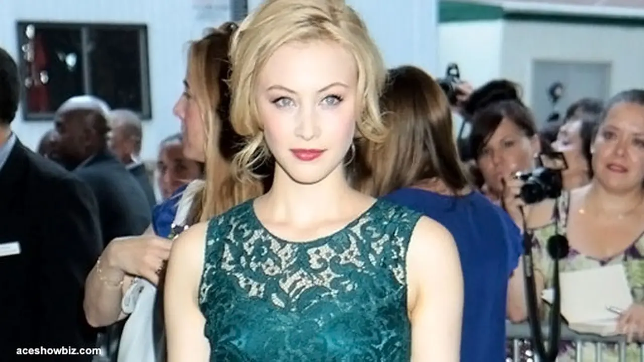 sarah-gadon-130624c.jpg