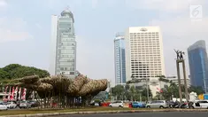 Sebuah instalasi bambu menghiasi kawasan Bundaran HI, Jakarta, Rabu (15/8). Instalasi bambu karya Joko Afianto dipajang untuk menyambut HUT Kemerdekaan RI dan Asian Games 2018. (Liputan6.com/Fery Pradolo)