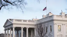 Bendera Amerika tampak berkibar setengah tiang untuk menandai 500.000 kematian akibat Covid-19 di Gedung Putih di Washington D.C. pada Senin (22/2/2021). Presiden Joe Biden memerintahkan agar bendera AS di properti federal diturunkan menjadi setengah tiang selama lima hari. (SAUL LOEB/AFP)