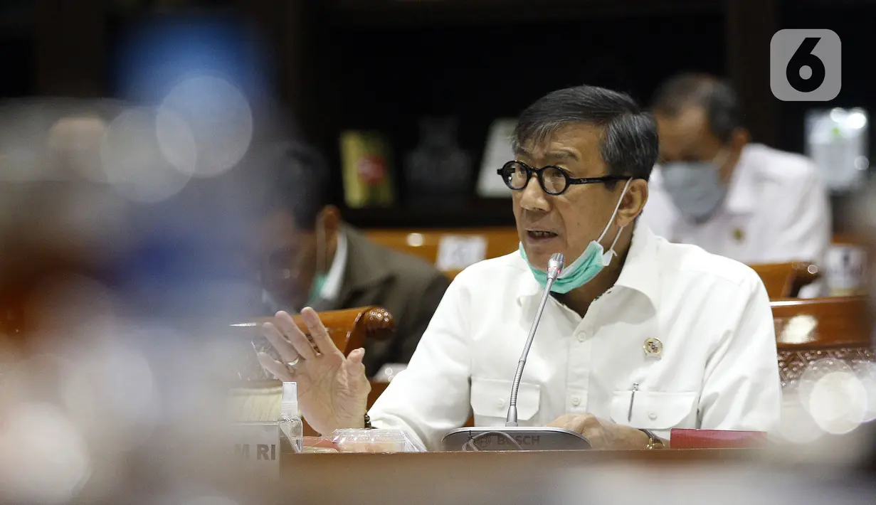 Menteri Hukum dan HAM Yasonna Laoly menyampaikan penjelasan kepada Komisi III DPR saat rapat kerja di Kompleks Parlemen, Jakarta, Senin (22/6/2020). Rapat juga membahas penjelasan recofusing APBN Tahun 2020, persiapan new normal di lapas dan imigrasi serta isu-isu lainnya. (Liputan6.com/Johan Tallo)