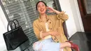 Gaya kasual seakan sudah menjadi andalan wanita kelahiran 1990 ini. Saat hangout ia memilih tampil simpel. Tyna Dwi Jayanti mengenakan kemeja panjang yang dipadukan dengan kaus dan celana jeans. (Liputan6.com/IG/@tynadwijayanti)