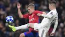 Gelandang CSKA Moskow, Arnor, Sigurdsson, berebut bola dengan gelandang Real Madrid, Federico Valverde, pada laga Liga Champions di Stadion Santiago Bernabeu, Madrid, Rabu (12/12). Madrid kalah 0-3 dari CSKA. (AFP/Javier Soriano)