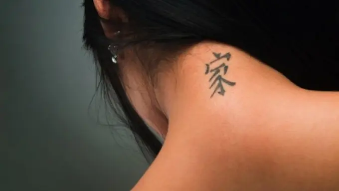 Lihat Video Ini, Kamu Akan Berpikir Dua Kali untuk Bikin Tato