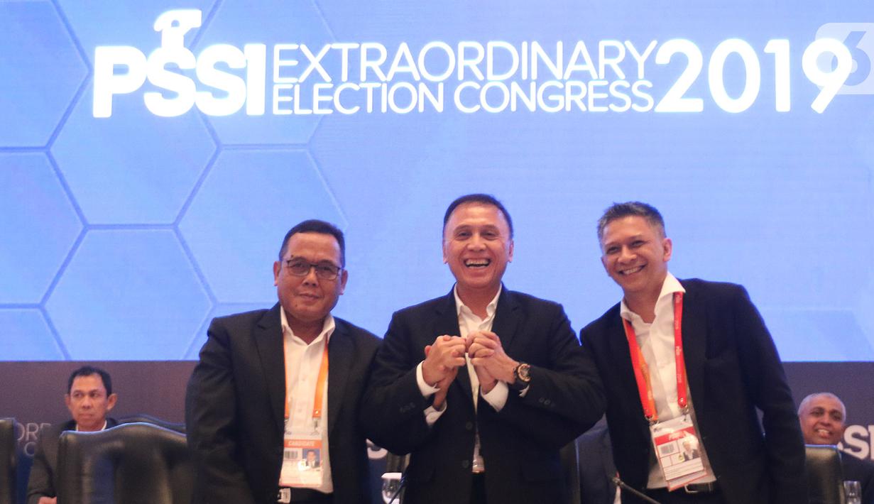 Ketua Umum PSSI terpilih Mochamad Iriawan (tengah) didampingi dua Wakil Ketua Umum terpilih Cucu Somantri dan Iwan Budianto berfoto bersama dalam penutupan Kongres Luar Biasa (KLB) PSSI di Jakarta, Sabtu (2/11/2019). (Liputan6.com/Her