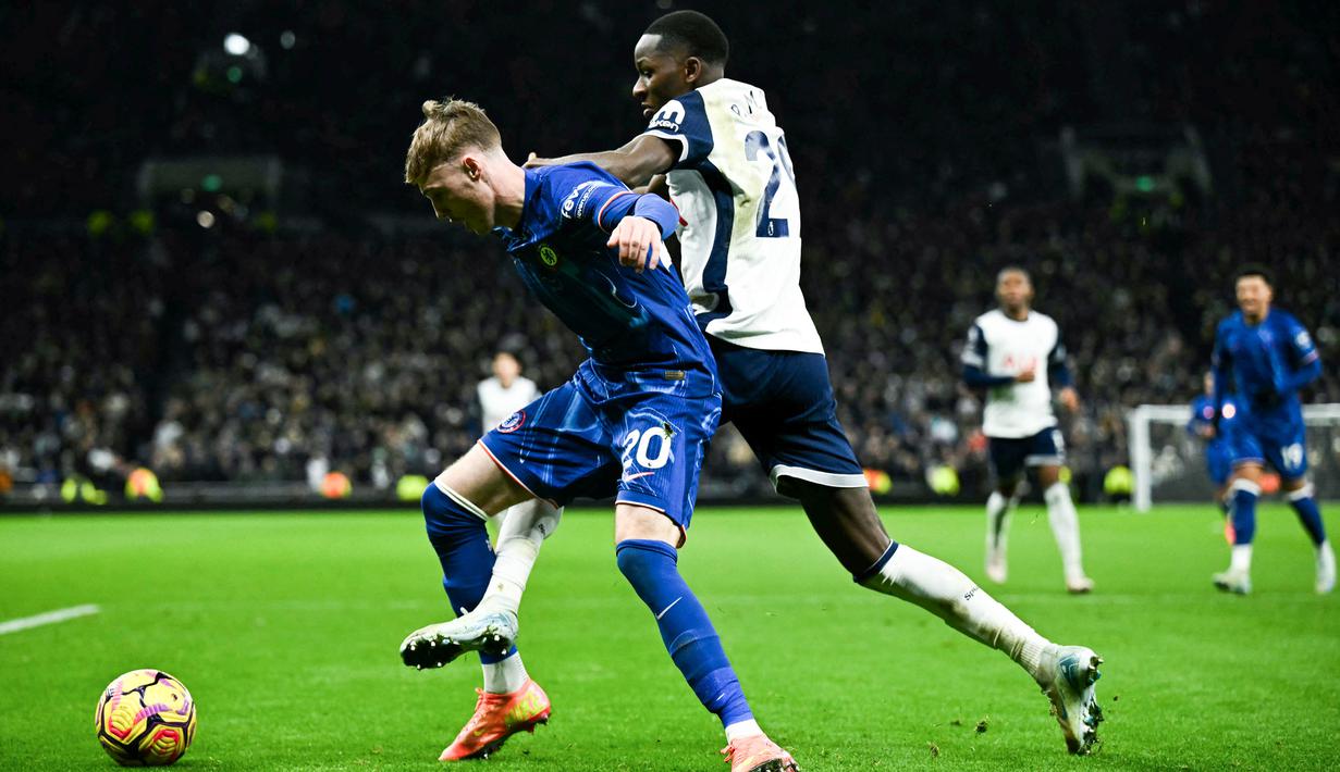 Cole Palmer telah mengukuhkan dirinya sebagai penendang penalti terbaik dalam sejarah Premier League setelah berhasil mengeksekusi 12 kesempatan penalti di kompetisi tersebut. Melewati pencapaian sebelumnya yang dipegang oleh Yaya Toure. (AFP/Ben Stansall)