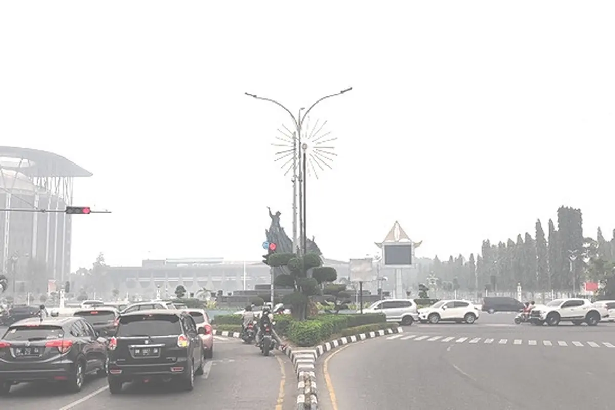 Jarak pandang di Pekanbaru terus memburuk karena diselimuti kabut asap berlevel berbahaya.