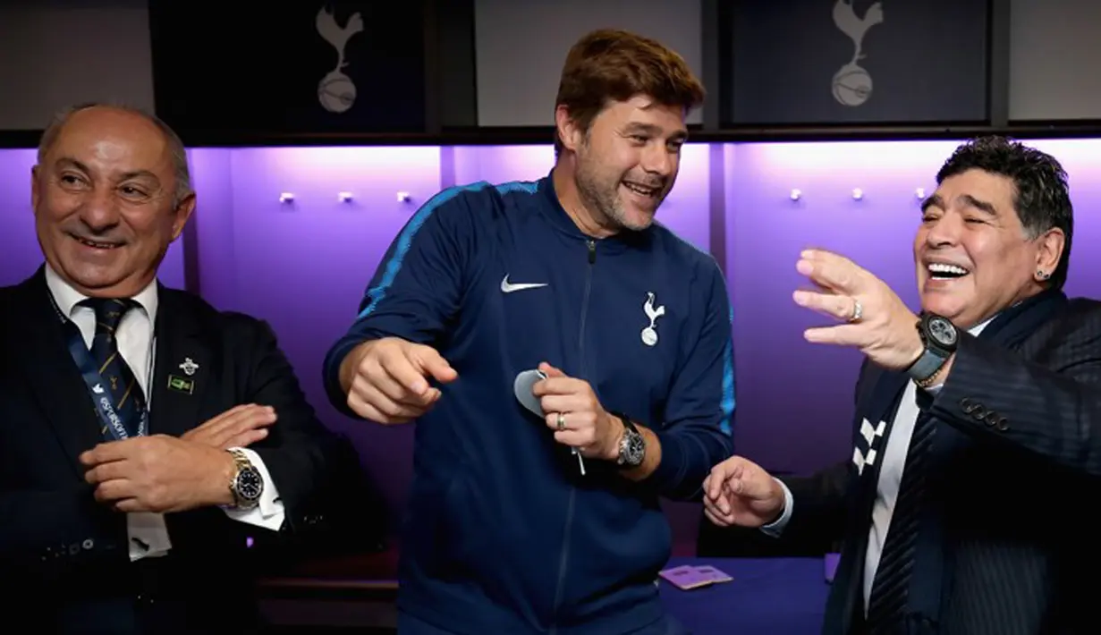 Diego Maradona (kanan) dan Osvaldo César Ardiles (kiri) tertawa bersama pelatih Tottenham  Mauricio Pochettino sebelum laga melawan Liverpool di Wembley Stadium, London, (22/10/2017). (Bola.com/Tottenhamhotspur.com)