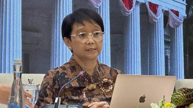 Menteri Luar Negeri RI (Menlu RI) Retno Marsudi dalam pernyataan pers di Jakarta, Rabu (1/11/2023). (Liputan6.com/Benedikta Miranti)