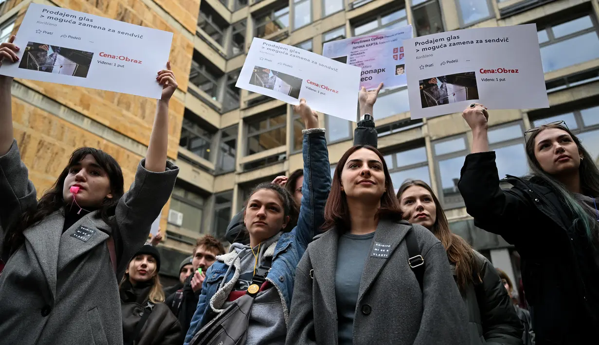 Para pendemo dan pemimpin oposisi menuduh otoritas di Serbia, termasuk Presiden Aleksandar Vucic, telah memasukkan orang-orang yang sudah meninggal ke dalam daftar pemilih dan bahkan memasukkan pemilih dari Bosnia dan Kosovo. (Andrej ISAKOVIC / AFP)