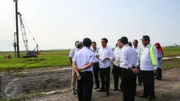 Presiden Joko Widodo berdiskusi dengan sejumlah menteri dan Gubernur Jawa Barat saat meninjau bandara Internasional Kertajati di Majalengka, Jawa Barat, (14/1). Bandara memiliki panjang runway 3.000 meter dan lebar 60 meter. (Liputan6.com/Faizal Fanani)