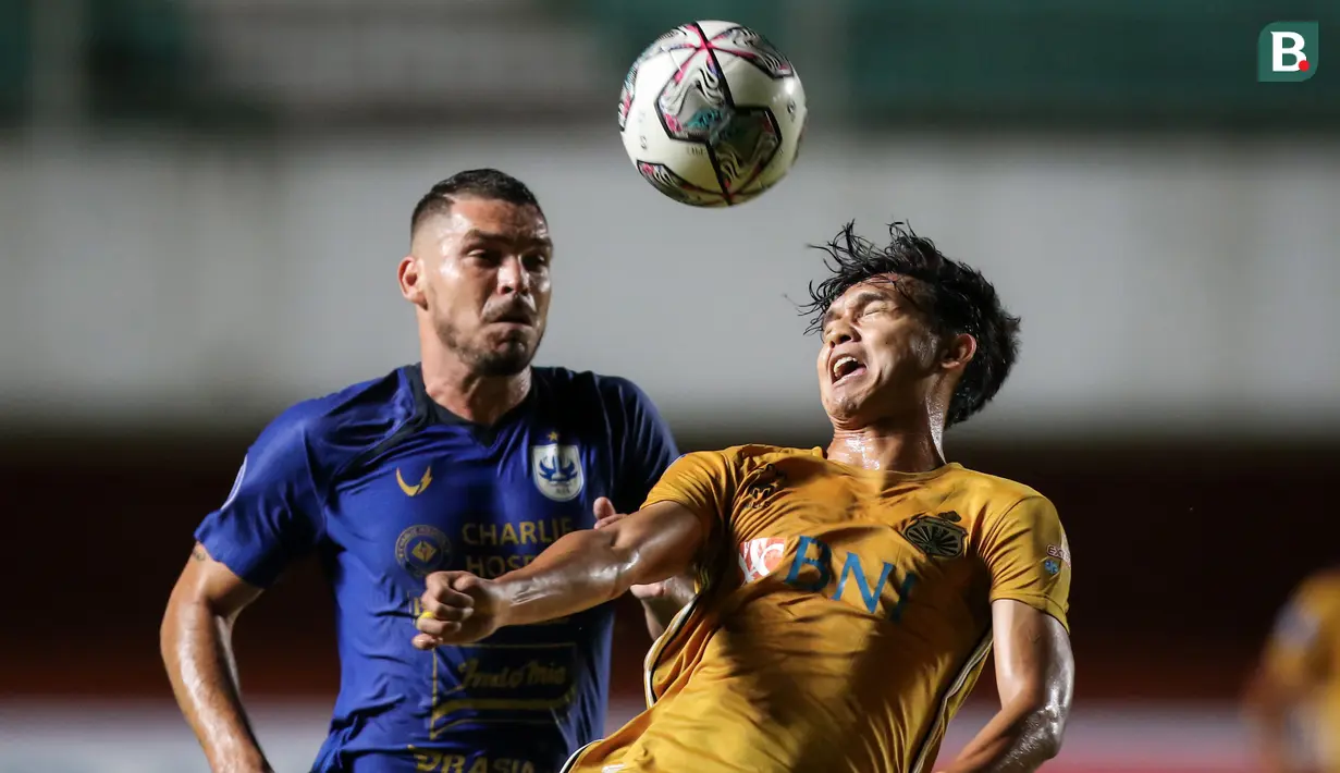 Situasi itu membuat Bhayangkara FC membalasnya dengan tampil lebih menekan. Dendy Sulistyawan (kanan) berusaha mengontrol bola dibayangi pemain PSIS Semarang, Wallace Costa Alves. (Bola.com/Bagaskara Lazuardi)