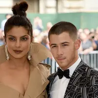 Sepertinya banyak selebriti yang bertunangan di musim panas ini. Dikabarkan, Nick Jonas pun sudah melamar Priyanka Chopra. (etonline.com/Getty Images)