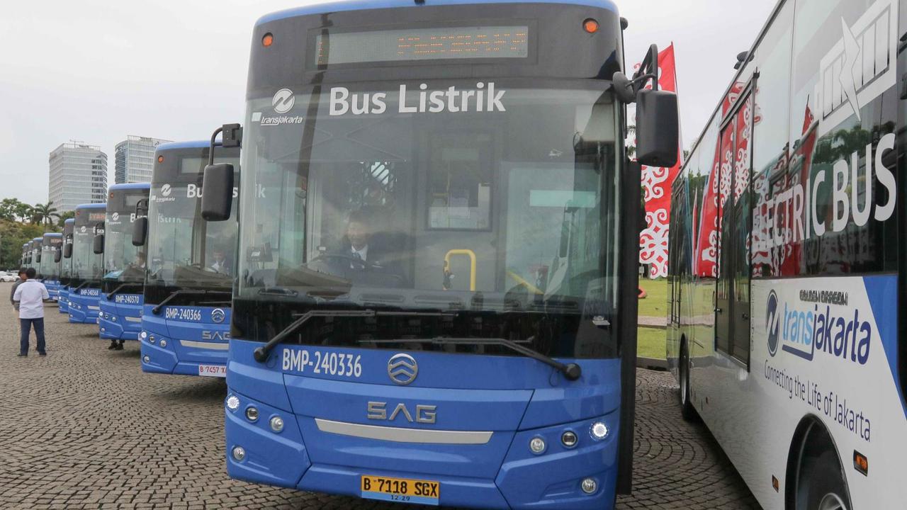 TransJakarta Listrik di Monas