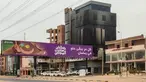 Kendaraan yang hancur terlihat di luar markas Biro Pusat Statistik Sudan yang terbakar di Jalan al-Sittin (enam puluh) di selatan Khartoum, Sudan, Senin (29/5/2023). Dalam enam minggu peperangan perkotaan di Sudan, Proyek Data Lokasi dan Peristiwa Konflik Bersenjata menyatakan lebih dari 1.800 orang telah tewas. (AFP)