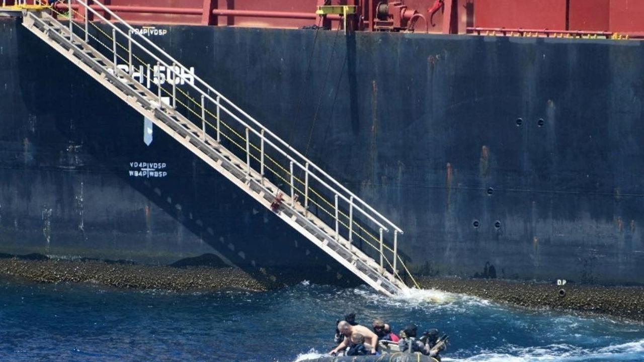 Angkatan Laut India mengungkapkan bahwa awak kapal MV Ruen sempat menyerah kepada para perompak yang berjumlah 35 orang.&nbsp;Foto: SpokespersonNavy via X /Handout via REUTERS<br>