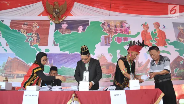 Petugas KPPS di Semarang Kenakan Pakaian Adat Nusantara