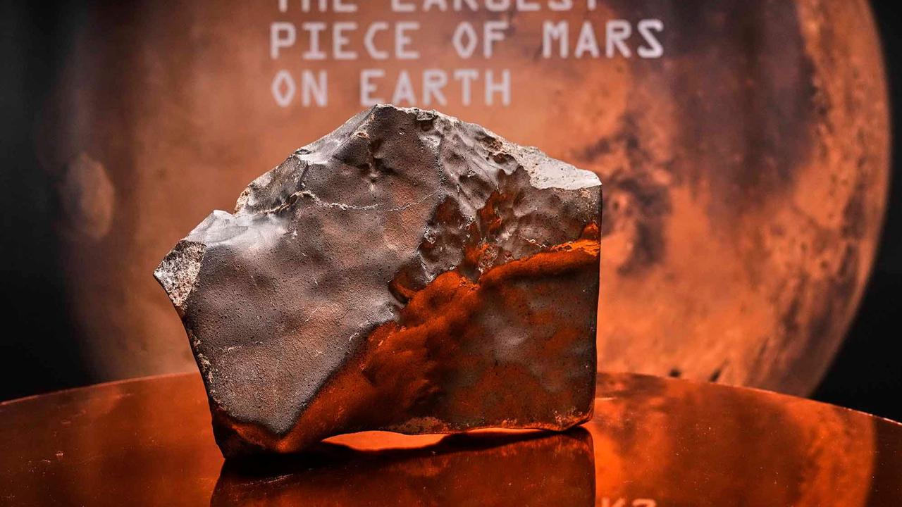 FOTO: Penampakan Batu Dari Planet Mart Mars yang Terjual Rp107 Miliar