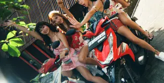 Ke empat member girl band No Na kompak berpose di atas motor bebek. Baila, Christy, Shazfa, dan Esther tampil dengan busana bernuansa tropikal yang playful. Mulai dari top berpetal merah, tank top bordir bunga, hingga mini dress payet pink, semuanya berpadu dengan makeup glowy bernuansa peach dan bibir glossy yang bikin tampilan terasa segar. [@nonawav]