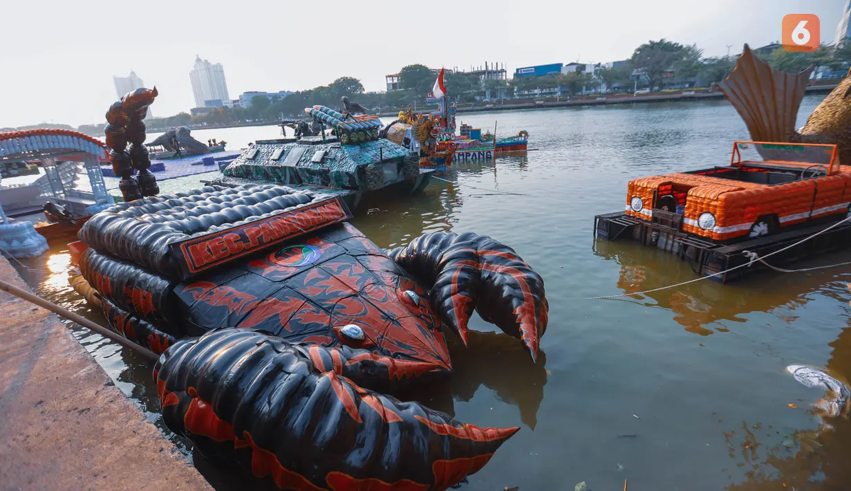 Beragam perahu berbahan botol plastik bekas hasil kreativitas Pasukan Oranye Dinas Lingkungan Hidup (DLH) DKI Jakarta tampak berjajar di pinggiran Danau Sunter Selatan, Jakarta Utara, sebagai persiapan Festival Perahu Cinta Lingkungan (CiLung Fest) 2026, Selasa (13/10/2026).(KLY/Budy Santoso)