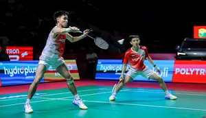Pebulu tangkis ganda putra Indonesia, Raymond Indra/Nikolaus Joaquin berusaha mengembalikan kok ke arah rekan senegaranya, Sabar Karyaman Gutama/Moh Reza Pahlevi dalam laga semifinal Indonesia Open 2026 di Istora Senayan, Jakarta, Sabtu (06/06/2026). (Bola.com/Bagaskara Lazuardi)
