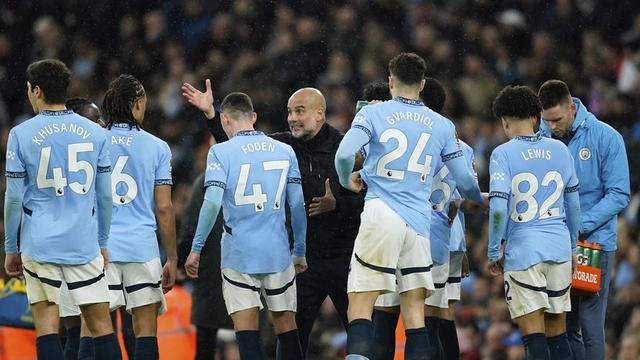 Pep Guardiola memberikan instruksi kepada pemain Manchester City pada laga melawan Liverpool di Etihad Stadium. (c) AP Photo/Dave Thompson
