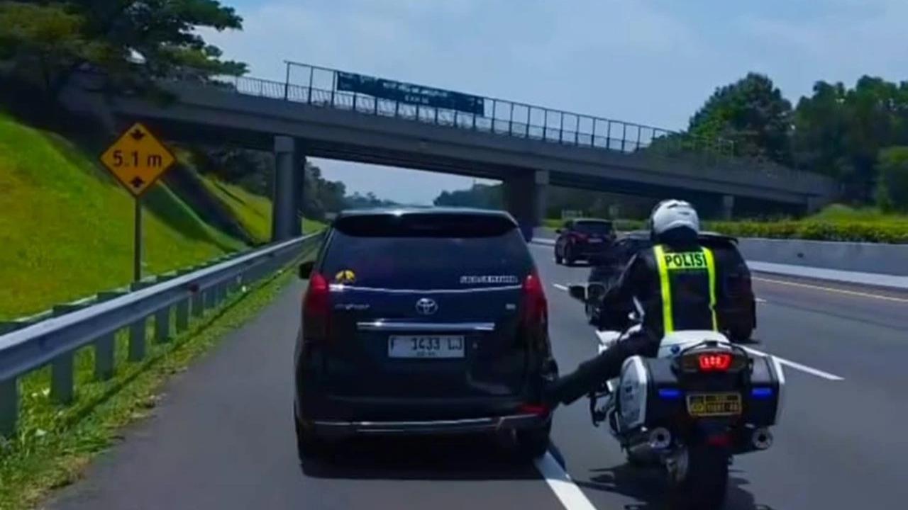 Polisi Dorong Mobil Mogok