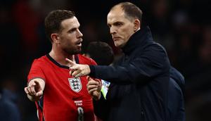 Pelatih Timnas Inggris asal Jerman, Thomas Tuchel (kanan), berbicara dengan gelandang Timnas Inggris, Jordan Henderson (kiri), saat jeda pertandingan persahabatan internasional antara Inggris dan Uruguay di Stadion Wembley, London barat, pada 27 Maret 2026. (Henry NICHOLLS/AFP)