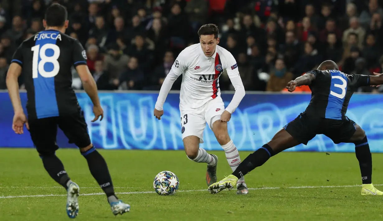 Gelandang Paris Saint-Germain, Julian Draxler  menggiring bola melewati pemain Club Brugge, Eder Balanta pada pertandingan Grup A Liga Champions di stadion Parc des Princes di Paris (6/11/2019). PSG menang 1-0 atas Club Brugge dan melaju ke babak 16 besar. (AP Photo/Thibault Camus)