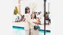 Begini penampilan Nia bersama putrinya, Mikhayla saat merayakan momen lebaran. Keduanya tampil kompak mengenakan outfit nuansa beige. (Instagram/ramadhaniabakrie).