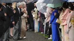 Kaisar Jepang Akihito dan Permaisuri Michiko menyambut para tamu saat pesta taman musim gugur di taman kekaisaran Akasaka Palace, Tokyo, Jumat (9/11). Kaisar dan Permaisuri sama-sama sudah berusia 84 tahun. (AP Photo/Eugene Hoshiko)