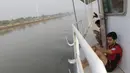 Sejumlah pemain Mitra Kukar berangkat latihan menggunakan kapal feri menyeberangi Sungai Mahakam menuju Stadion Aji Imbut, Tenggarong, Kaltim, Sabtu (3/10/2015). (Bola.com/Vitalis Yogi Trisna)