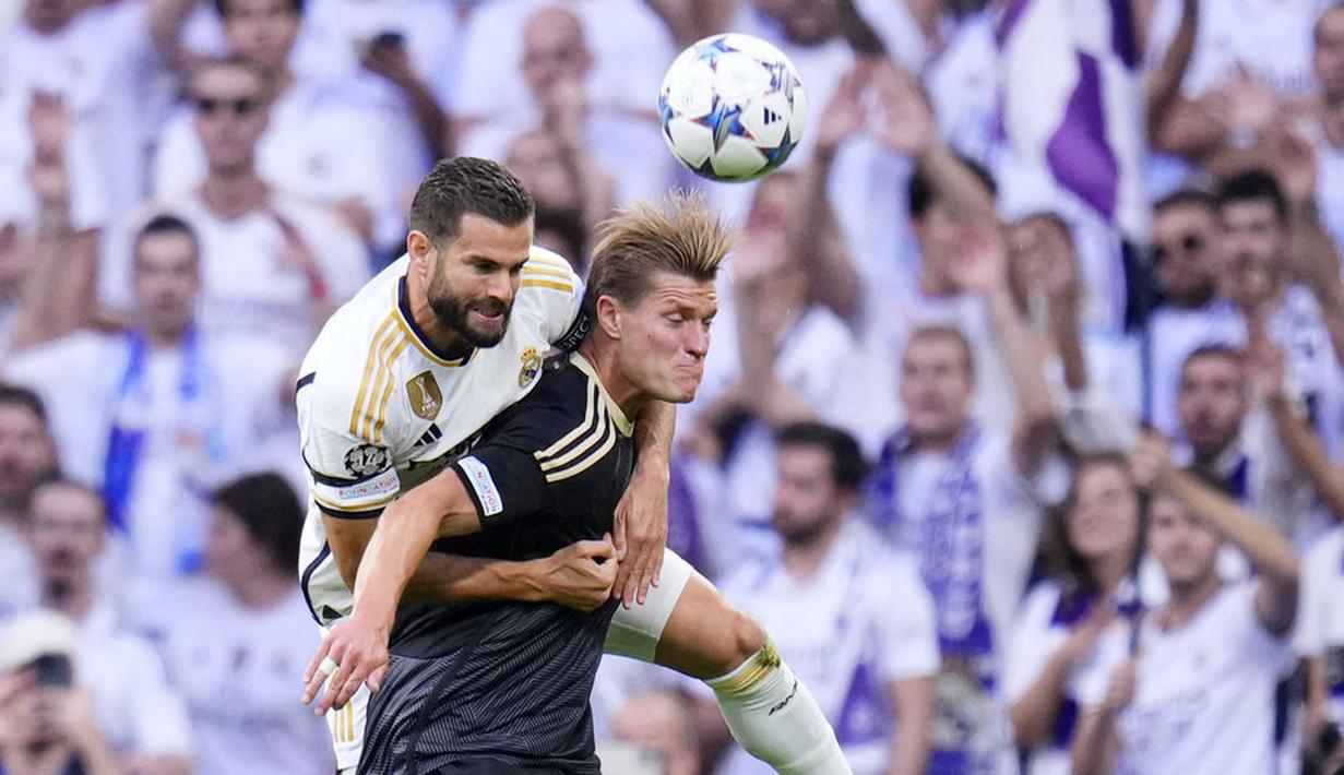 Pemain Real Madrid, Nacho, duel udara dengan pemain Union Berlin, Kevin Behrens, dalam matchday 1 Grup C Liga Champions 2023/2024, di Stadion Santiago Bernabeu, Madrid, Rabu (20/9/2023). El Real kesulitan mencetak gol meski unggul segalanya di pertandingan tersebut. (AP Photo/Manu Fernandez)