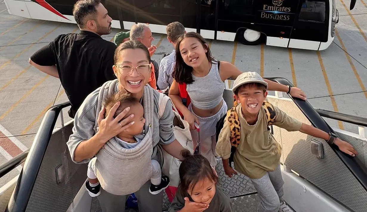 Jennifer Bachdim pergi ke London dengan empat anaknya tanpa didampingi Irfan Bachdim. [Foto: Instagram/jenniferbachdim]