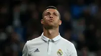 Bintang Real Madrid, Cristiano Ronaldo, usai melawan Dortmund pada laga Liga Champions di Stadion Santiago Bernabeu, Spanyol, Kamis (7/12/2016). Kedua klub bermain imbang 2-2. (Reuters/Juan Medina)