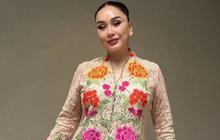 5 Potret Titi DJ dalam Balutan Kebaya, Pesonanya Tak Luntur Meski di Usia Hampir 60 Tahun