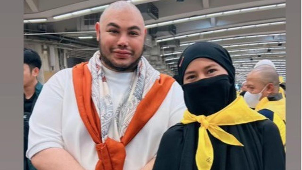 7 Potret Ivan Gunawan Jalan Kaki Menuju Jamarat untuk Lempar Jumrah, Langsung Diserbu Emak-Emak Jemaah Haji Indonesia Minta Foto Bareng