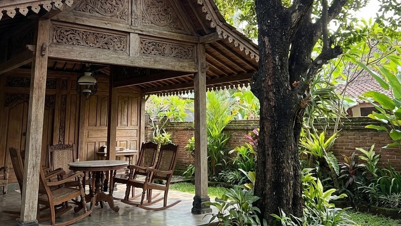 Teras Klasik Tropis dengan Pohon Sawo Kecik (Gemini AI)