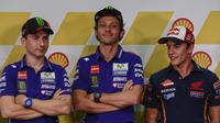 Pembalap Spanyol Jorge Lorenzo (kiri), Pembalap Spanyol Marc Marquez (kanan), dan Pembalap Italia Valentino Rossi (tengah) saat press conference di Sepang International Circuit, Malaysia, 22 October 2015.  (EPA / Fazry Ismail)