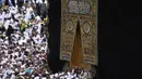 Ribuan jemaah Muslim berdoa di dekat Kakbah saat umrah di Masjidil Haram, Mekah, Arab Saudi (24/2/2020). Langkah pemerintah Arab Saudi menghentikan sementara umrah  karena Timur Tengah memiliki lebih dari 220 kasus penyakit yang dikonfirmasi. (AP Photo/Amr Nabil)