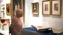 <p>Ratu Inggris Elizabeth II melihat lukisan Ratu Victoria dan Pangeran Albert oleh Louis Haghe sebagai bagian dari pameran di Istana Buckingham, London, Rabu (17/7/2019). Pameran yang dibuka pada 20 Juli ini menandai peringatan 200 tahun kelahiran Ratu Victoria. (Victoria Jones/POOL/AFP)</p>