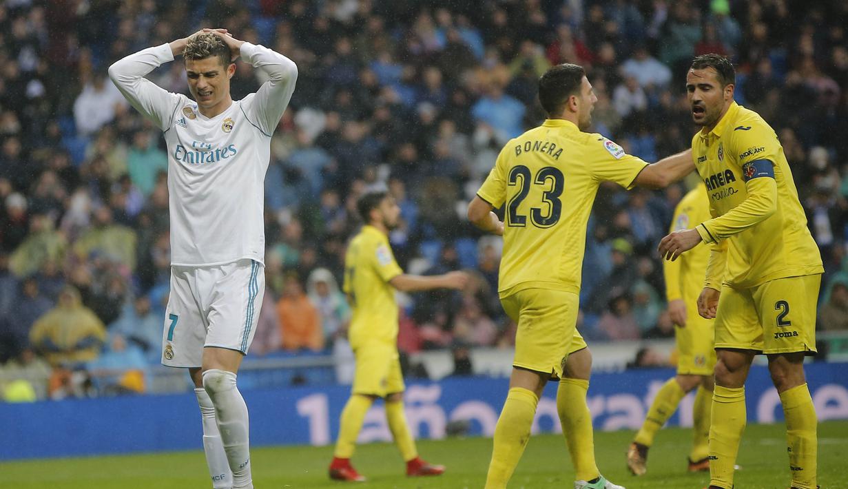 Striker Real Madrid, Cristiano Ronaldo, tampak kecewa usai ditaklukkan Villarreal pada laga La Liga Spanyol di Stadion Santiago Bernabeu, Madrid, Sabtu (13/1/2018). Real Madrid kalah 0-1 dari Villarreal. (AP/Paul White)