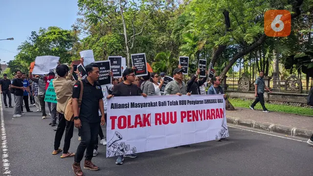 Tolak RUU Penyiaran Eleman Gabungan Organisasi Media di Pulau Dewata Geruduk DPRD Bali