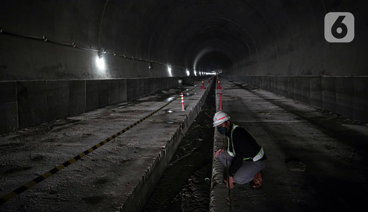 Pekerja menyelesaikan proyek Tunnel 6 kereta cepat Jakarta-Bandung di kawasan Cikalong Wetan, Depok, Purwakarta, Jawa Barat, Rabu (30/3/2022). Tunnel 6 memiliki panjang 4.478 meter. (Liputan6.com/Faizal Fanani)