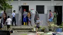 Seorang narapidana (topi merah) menyemprotkan desinfektan sebagai bagian dari tindakan melawan virus Corona COVID-19 sementara narapidana lain membersihkan sel mereka untuk disinfeksi di sebuah penjara di Banda Aceh (3/9/2020). (AFP Photo/Chaideer Mahyuddin)