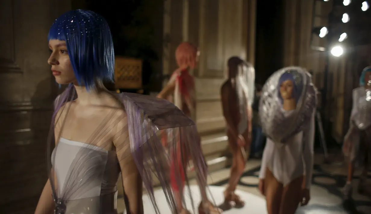 Sejumlah model berjalan menuju catwalk selama acara Lisbon Fashion Week, Portugal, Sabtu (10/10/2015). Busana yang ditampilkan dalam acara ini merupakan koleksi musim panas 2016. (REUTERS/Rafael Marchante) 