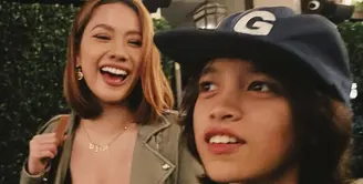 Tampil bagai adik kakak, BCL dan Noah tampil kompak setiap saat. Kali ini, ia terlihat begitu kompak dengan jaket kulit. [Foto: Instagram/ BCL]